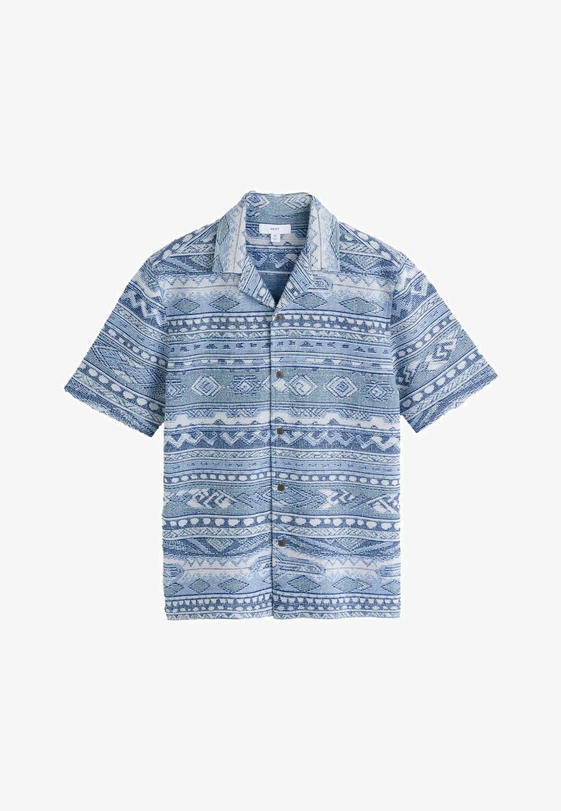 Chemise manches courtes à boutons avec motifs géométriques et tribaux bleu et blanc, dotée d'un col camp et de boutons marron.