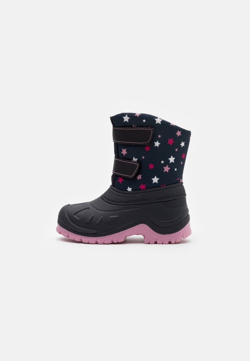 Botte d'hiver pour enfants avec partie inférieure en caoutchouc noir, partie supérieure en tissu bleu décorée d'étoiles blanches et roses, deux bandes Velcro noires et semelle rose.