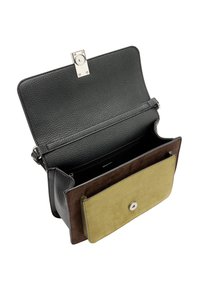 Czarna skórzana torebka o teksturowanym wykończeniu i srebrnych elementach. Zawiera brązową kieszeń wewnętrzną zamszową z zielonym zamszowym klapem.