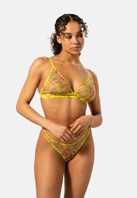 Lace bralette en bijpassende thong in doorschijnend roze met bloemembroiderie, accentueert door heldergele bandjes en afwerkingen. Driehoekige cupontwerp.