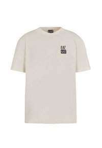 Harmaanvalkoinen lyhythihainen t-paita, jossa on pyöreä kaula-aukko ja pieni musta EA7 Emporio Armani -logo vasemmassa rinnassa.