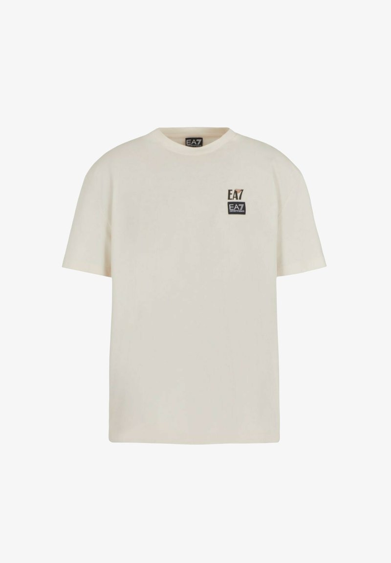 Harmaanvalkoinen lyhythihainen t-paita, jossa on pyöreä kaula-aukko ja pieni musta EA7 Emporio Armani -logo vasemmassa rinnassa.
