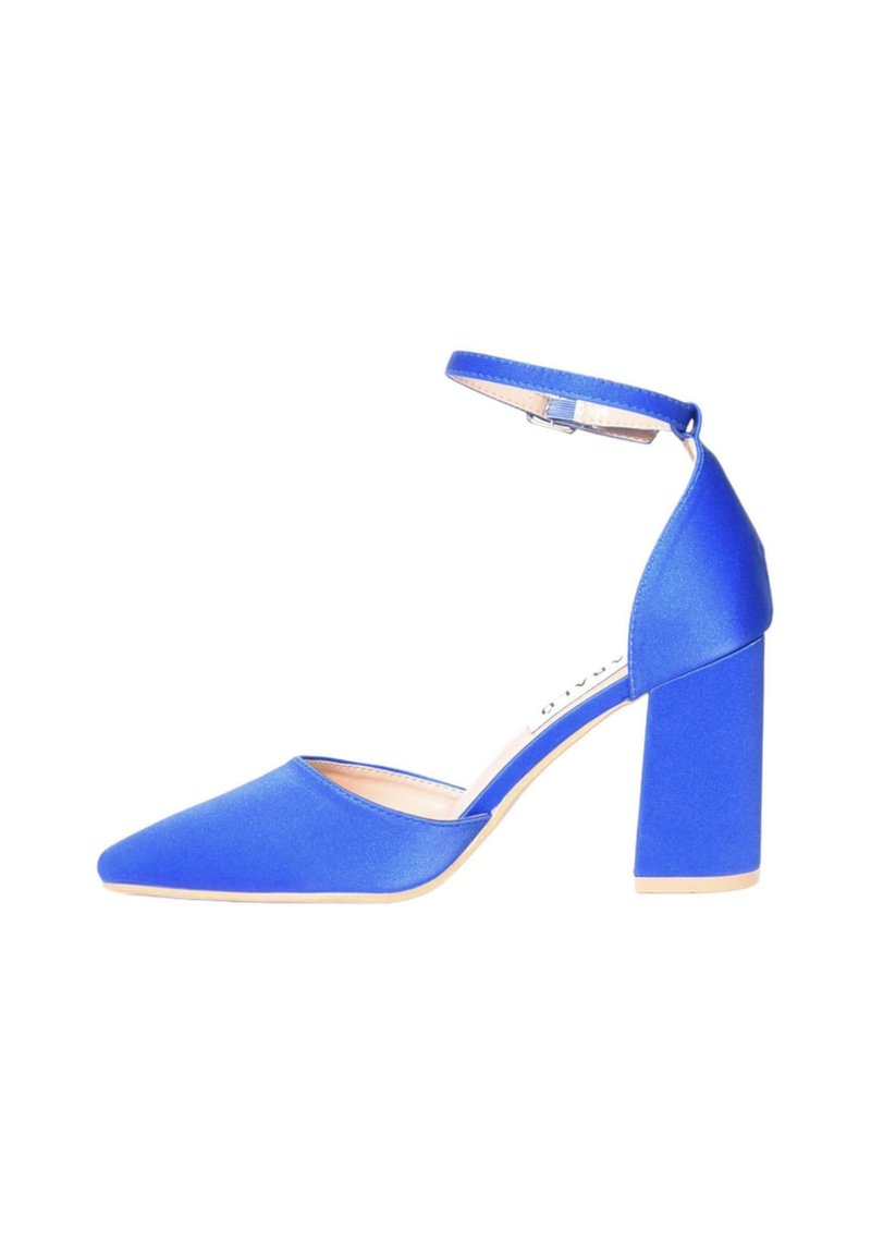 Scarpa con tacco alto in satin blu, con punta allungata, cinturino alla caviglia e tacco spesso. Texture liscia e design a tinta unita.