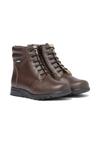 Botas de cuero marrón hasta el tobillo con cordones negros, cremallera lateral, cuello acolchado y suelas de goma negra, mostradas una al lado de la otra sobre un fondo blanco.