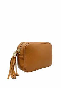 Neceser de cuero marrón con un acabado texturado, cierre de cremallera dorado y un acento decorativo de borla de cuero. Forma rectangular compacta.