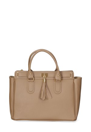 Lichtbeige handtas van gestructureerd leer met dubbele handvaten, gouden hardware, een sleutel-slot en een decoratieve kwastdetail.