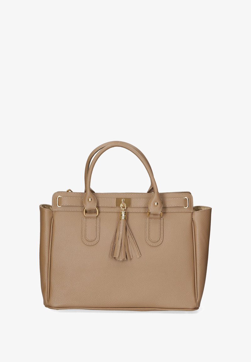 Lichtbeige handtas van gestructureerd leer met dubbele handvaten, gouden hardware, een sleutel-slot en een decoratieve kwastdetail.