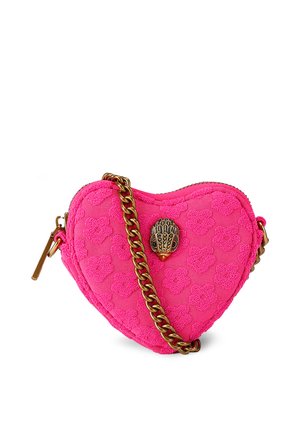 Felroze hartvormige portemonnee met een gestructureerd bloemmotief, bronzen vogelkopdetail en een dikke bronzen kettingriem.
