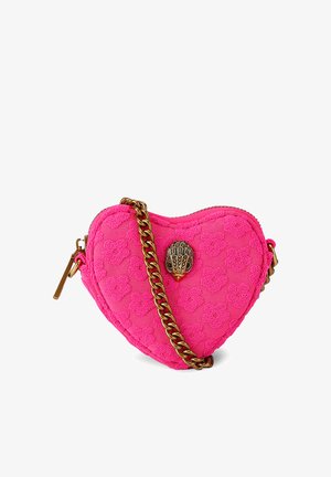 Borsa a forma di cuore di colore rosa acceso con motivo floreale testurizzato, dettaglio a forma di testa di uccello in bronzo e tracolla a catena spessa in bronzo.