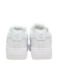 Un paio di sneakers bianche con finitura in pelle liscia, colletto imbottito e dettagli testurizzati sul retro. Suola in gomma bianca spessa.