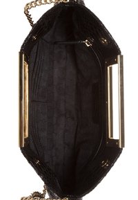 Borsa a mano in pelle nera con motivo testurizzato effetto pelle di serpente, accessori in tonalità oro e interno foderato con design impresso.