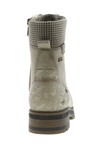 Botte de cheville en cuir tan avec un col en motif pied-de-poule, des panneaux latéraux texturés et une semelle en caoutchouc. Comprend un accent décoratif sur le talon.