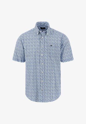 Kurzärmeliges Hemd mit Knopfleiste, blau-weißem geometrischem Muster und kleinem besticktem Logo im Bereich der Brusttasche.