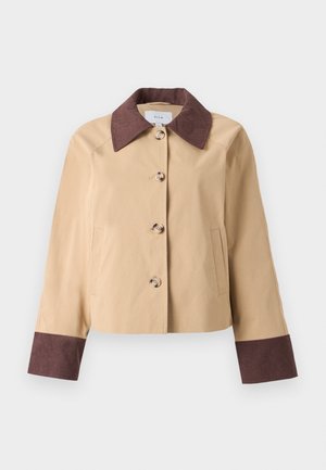 Veste courte beige avec un col et des poignets en velours côtelé marron, dotée de cinq boutons et de poches latérales. Texture de tissu lisse.