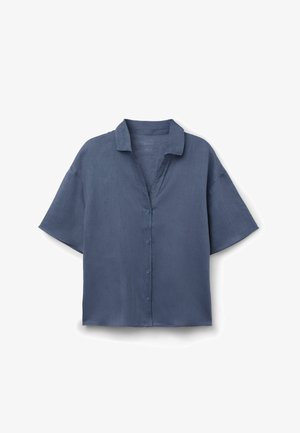 Kurzärmliges blaues Leinenhemd mit Kragen und Knopfleiste, flach auf weißem Hintergrund liegend.