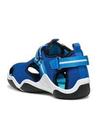 Blå mesh sandal med svarta accenter, öppen design, justerbar rem och vit sula. Texturerad gummisula för bra grepp.