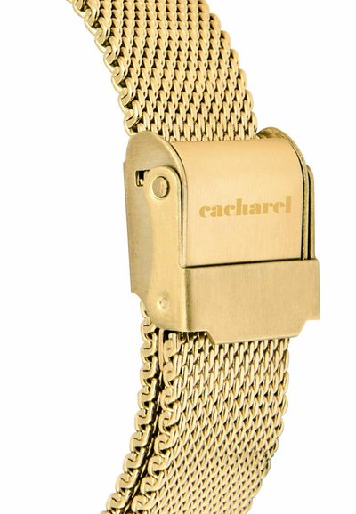 Gouden mesh horlogeband met een gesp waarin de merknaam "cacharel" is gegraveerd in lichtbruine letters.