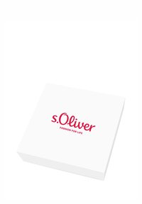 Scatola quadrata bianca con il testo rosso "s.Oliver" e lo slogan "MODA PER LA VITA" in un carattere semplice e moderno. Superficie liscia.