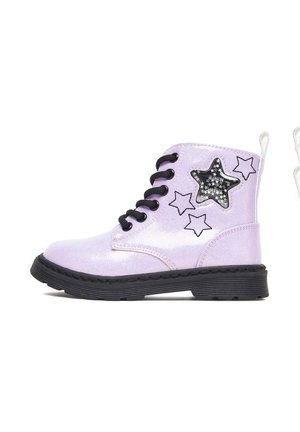 Fioletowe błyszczące botki za kostkę z czarnymi sznurowadłami, ozdobione wzorami w gwiazdy po bokach oraz czarną gumową podeszwą zapewniającą przyczepność.