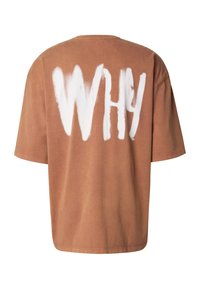 Bruine oversized T-shirt met korte mouwen en een grote, witte, spraygeschilderde tekst "WHY" op de achterkant. Zachte katoenen stof, casual ontwerp.