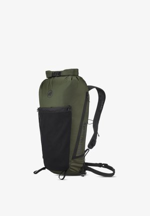 Grüner Roll-Top-Rucksack mit großer schwarzer Fronttasche, gepolsterten Schultergurten und Hüftgurt für Wandern oder Outdoor-Aktivitäten.