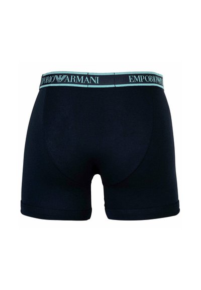 Schwarze Boxershorts für Herren mit einem hellblauen Bund, der die Marke "Emporio Armani" und das Adler-Logo zeigt, Ansicht von hinten.