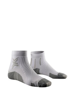 Paar witte enkelsokken met grijze hiel- en teenstukken, geribbelde structuur en subtiele verticale patronen aan de zijkanten.