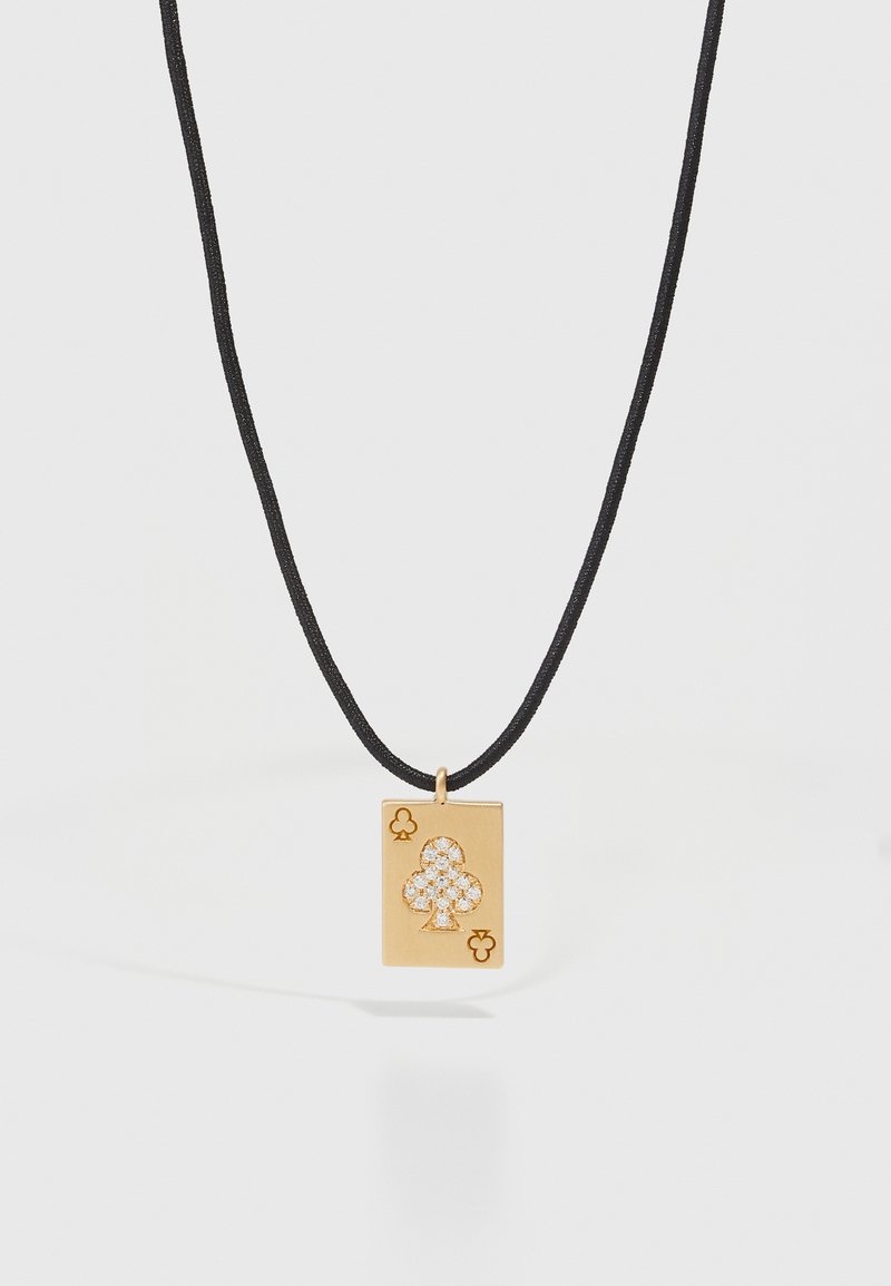 Kulta-toned suorakulmainen riipus, jossa on kiiltävä klubimotiivi, roikkumassa mustasta naru-kaulaketjusta. Sileä pinta, minimalistinen muotoilu.