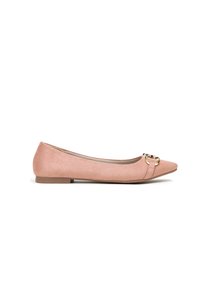 Ballerines en daim rose avec un bout pointu, un accent de boucle dorée et un talon bas. Texture lisse, design minimaliste.