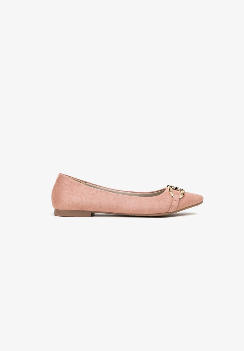 Ballerine in suede rosa con punta affusolata, accento in fibbia dorata e tacco basso. Texture liscia, design minimalista.