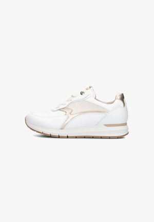 Weißer Sport-Sneaker mit strukturiertem Obermaterial, goldenen Akzenten, runden Schnürsenkeln, gepolstertem Kragen und weißer Gummisohle. Seitenansicht.