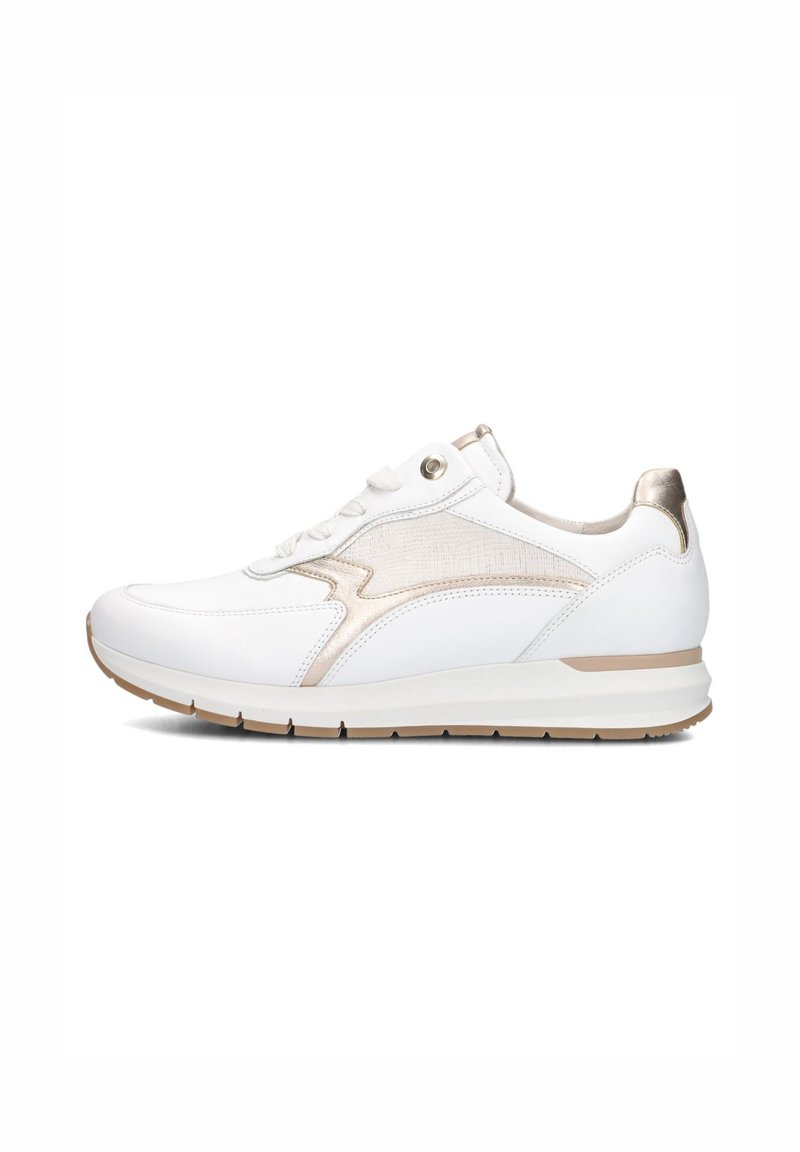 Witte sport sneaker met een gestructureerde bovenkant, gouden accenten, ronde veters, gevoerde kraag en een witte rubberen zool. Zijaanzicht.