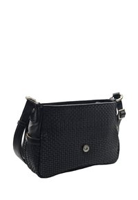 Sac à main tissé noir avec des accents en cuir lisse, fermeture éclair sécurisée, bandoulière réglable et détail à bouton-pression métallique.