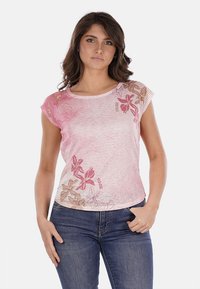 T-shirt a maniche corte floreale in rosa chiaro, caratterizzato da un tessuto texturizzato con motivi di fiori rossi e bronzo sul davanti.