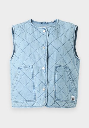 Gilet matelassé bleu clair avec un col arrondi, des boutons-pression, deux poches avant et un patch logo en bas à droite.