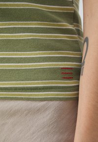 BDG Urban Outfitters STRIPE BABY  - Marškinėliai su spaudiniu - green