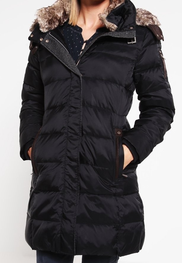 Svart vinterjacka med fuskpälsfodrad huva, dragkedjestängning, två sidofickor och strukturerade paneler. Har justerbara ärmslut och midja.