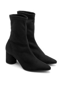 Bottines noires à talons hauts en suède doux. Elles présentent un bout pointu, une tige ajustée et un talon bloc épais. Détails de couture simples.