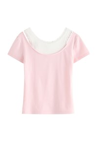 Rosa ribbet t-shirt med korte ærmer, der har en hvid blondekantet underlayer synlig ved halsen. Glat tekstur.