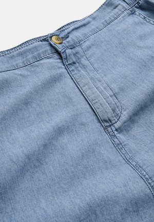 Hellblauer Jeansrock mit vorderer Knopfleiste und verdecktem Reißverschluss, mit sichtbaren Nähten und weicher Stoffstruktur.