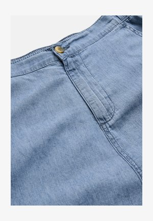 Vaaleansininen denimhame, jossa edessä olevat napit ja piilotettu vetoketjusuljenta, näkyvillä ompeleilla ja pehmeällä kangaspinnalla.