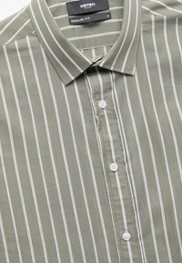 Hellgrünes gestreiftes Hemd mit schmalen weißen Streifen. Reguläre Passform, Button-Down-Kragen und weiße Knöpfe. Glatte Textur und lässiges Design.