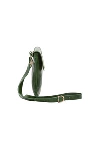 Borsa a tracolla verde in pelle con una texture liscia, design piatto, tracolla regolabile e dettagli in metallo dorato.