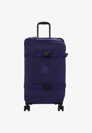 Rullende kuffert i dyb lilla stof, med justerbare stropper, et logo emblem i midten og fire hjul for nem bevægelse.
