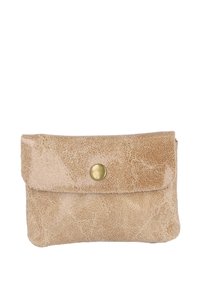 Bolso de cuero beige con superficie texturizada, bordes redondeados y una solapa frontal asegurada con un botón de presión de latón. Tamaño compacto y diseño simple.