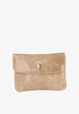 Bolso de cuero beige con superficie texturizada, bordes redondeados y una solapa frontal asegurada con un botón de presión de latón. Tamaño compacto y diseño simple.