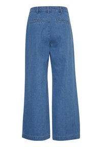 Pantalones de mezclilla de pernera ancha en azul medio. Cuenta con cuatro bolsillos traseros, costuras en contraste y una textura suave. Diseño de cintura alta.