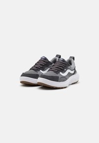 Grå og sorte joggesko med en teksturert semsket skinn- og mesh-overdel, med en hvit sidestripe og en tykk hvit gummisåle med en gummisåle.