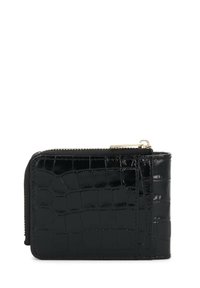 Portofel din piele cu textură de crocodil negru, cu fermoar auriu în partea de sus și colțuri rotunjite, pe un fond alb.