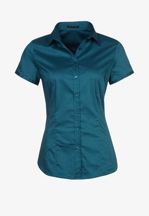 Camisa de manga corta en color verde azulado, confeccionada con tela lisa, que presenta un frente con botones, cuello clásico y un diseño ajustado con costuras sutiles que realzan la forma.
